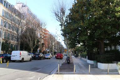 Vue vers l'ouest depuis le milieu du trac du boulevard