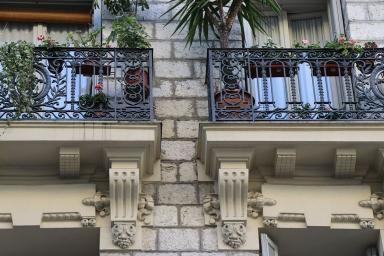 Détail des modénatures et des décors sur les étages courants