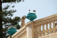 Villa l'Escale, détail du décor de vases en faience.