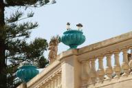 Villa l'Escale, dtail du dcor de vases en faience.