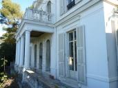 Vue façade Ouest dite façade anterieure, présence d'un porche avec colonnades.