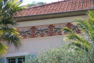 Zoom sur la frise, reprsentation de fleurs et feuilles, de la villa Flamand.