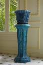 Meuble jardinire en cramique bleue.