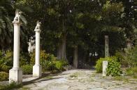 Ancienne alle d'accs  la villa jalonne de colonnes et de piliers.