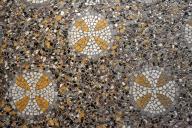 Vestibule. Revtement du sol en granito avec motif en mosaque.