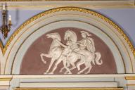 Dessus-de-porte orné d'un décor en gypserie.