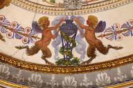 Satyres peints sur la couronne entourant le motif central du plafond.