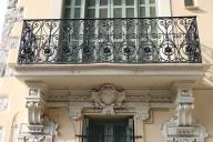 Détail de modénatures et d'un balcon isolé sur la façade principale