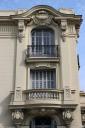 Détail d'une travée en partie haute et latérale de la façade bâtie à l'alignement sur rue