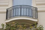 Détail d'un balcon isolé et de sa ferronnerie