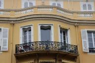 Vue rapprochée sur un balcon et des modénatures de la façade principale