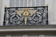 Détail d'un garde-corps en ferronnerie et métal repoussé rehaussé de dorure