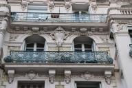 D2tail des balcons et des modénatures sur les étages carrés