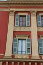 Détail d'une travée type avec grand pilastre cannelé et sculptures décoratives