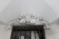 Détail de sculpture de la porte d'entrée sous portique