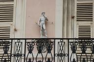 Décor de statuaire au droit de l'entrée