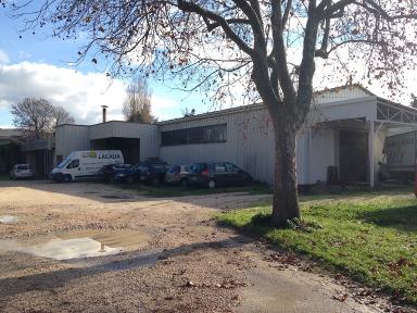 Vue de l'entre du site, entrept ex-btiment de fabrication des meubles