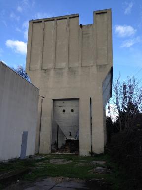 Vue de l'entre du site sur le double silo