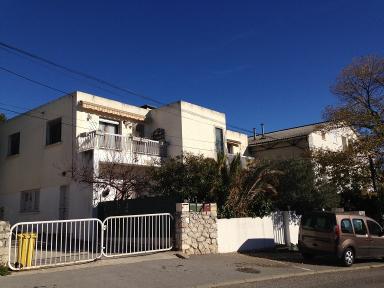 Vue de 3/4 de l'ancien logement patronal de la fabrique de produits pharmaceutiques Monin