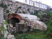 Vue latrale du bal avec couverture en briquettes et emplacement de la vanne