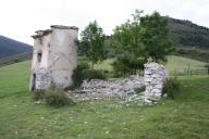 Le colombier avec les ruines de l'entrept agricole accol, sur les hauteurs du hameau : vue gnrale.