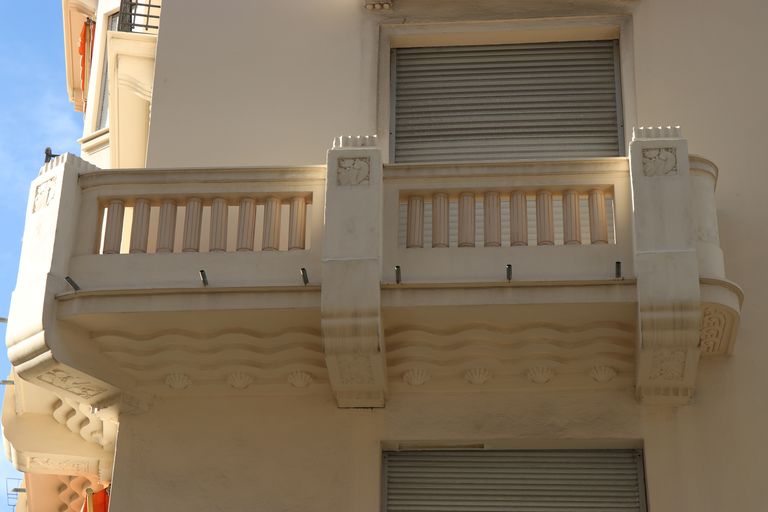 Dtail de balcon avec dcors de maonnerie en sous-face