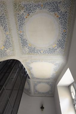 Plafond peint dans la cage d'escalier.