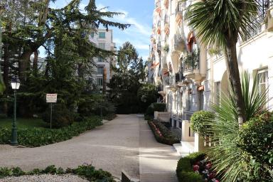 Vue latrale du jardin et du seuil de la faade sud