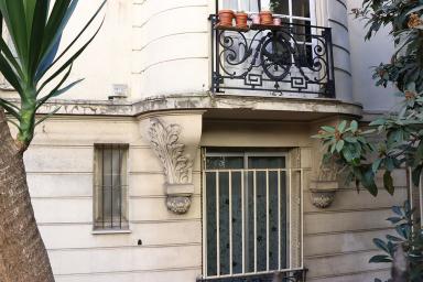 Détail de modénature et de détail au droit de l'entrée latérale