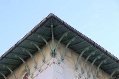 Détail du couronnement de la tourelle et des éléments apparents de charpente