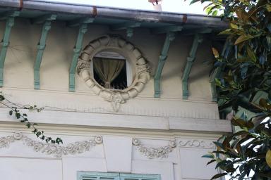 Détail du couronnement du second volume, et détail des décors de sculpture