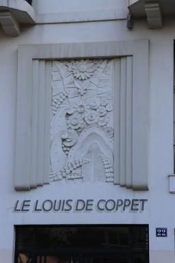Détail du décor sculpté en linteau de la porte d'entrée