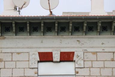 Détail du couronnement et de modénatures