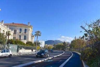 Vue de l'avenue au niveau de son inflexion et du lyce Massena