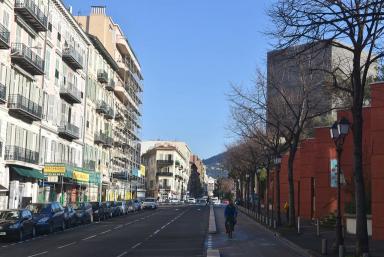 Vue générale de l'avenue en direction du nord