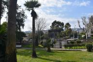Depuis la faade ouest de la villa, vue sur le jardin et le portail donnant sur le boulevard de Cimiez.