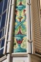 Détail de décor de faïence posée sur les jouées des oriels en façade arrière