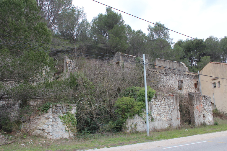 Ruines de la cimenterie,  ct d'un des btiments des Ateliers Trapani, quartier des Sardons