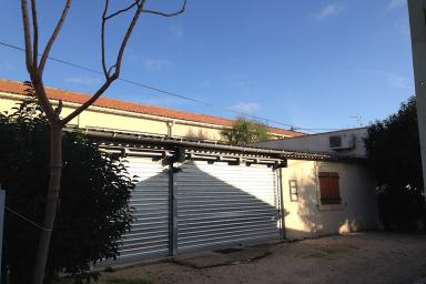 Vue des anciennes entrées des ateliers de la mlenuserie, aujourd'hui reconverti en habitation.