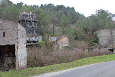 Vue d'ensemble des différents bâtiments de l'usine, côté gauche de la route