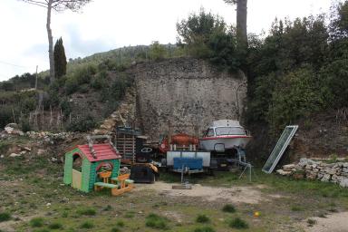 Vue d'ensemble des ruines des deux fours à chaux