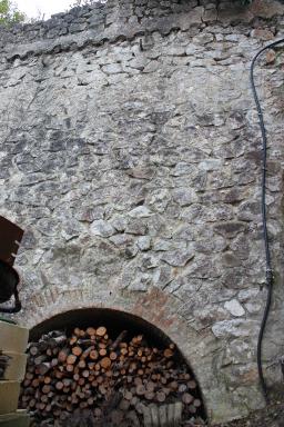 Gros plan sur un des deux fours à chaux