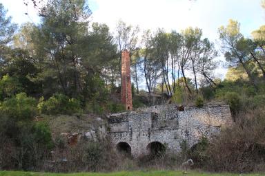 Vue d'ensemble des trois fours  chaux et de la chemine