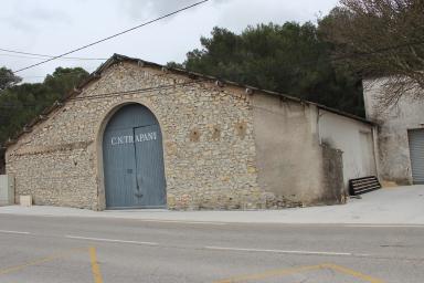 Ancien btiment de la cimenterie appartenant aux Ateliers Trapani (chantier naval), quartier des Sardons