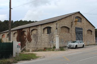 Ancien btiment de la cimenterie reconverti par les Ateliers Trapani (chantier naval)