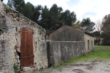 Anciens bâtiments de la cimenterie dans une propriété privée au 1574 Route de Cassis