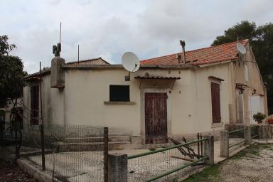 Ancien bureau et btiment o t cousus les sacs de ciment en toile de jute, reconvertis aujourd'hui en habitation au n1574 Route de Cassis