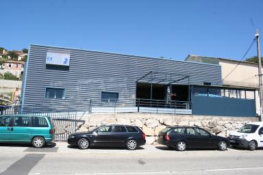 Vue de la façade principale, un cartouche en haut à gauche reprend le nom et la date de création.