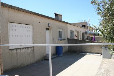 Vue sur les terrasses des logements du 1er étage donnant sur l'avenue Lavoisier.