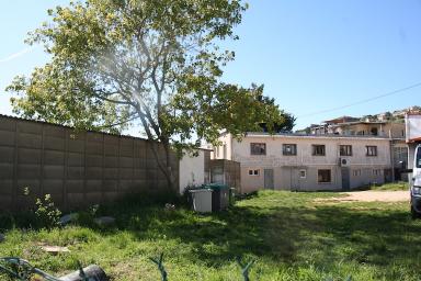 Vue de l'aile bâtiment central et sur un bâtiment de type entrepôt se prolongeant sur le sud-ouest du site